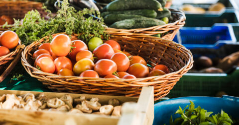 Étals colorés de fruits et légumes frais, illustrant l’ambiance d’un marché