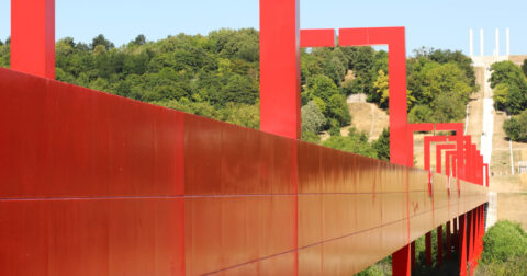 Passerelle de l'Axe majeur ensoleillée