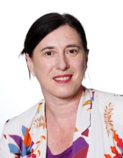 Cécile Escobar Adjointe au maire déléguée à la jeunesse Conseillère communautaire à la Communauté d'agglomération de NovaDémo-Pontoise Élue de proximité du quartier Orée du bois