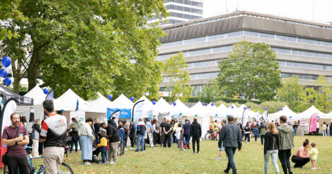 Stands d’associations lors de la Journée des associations à Cergy