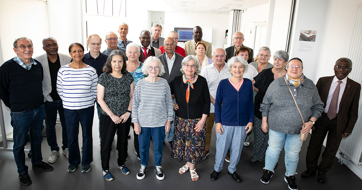 Photo de groupe des membres du Conseil des seniors de la ville de Cergy