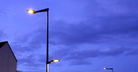 Lampadaires allumés le long d’une voie publique à Cergy
