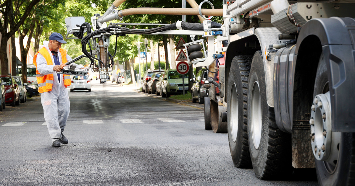 Photo d’un camion technique intervenant sur la voie publique à Cergy.