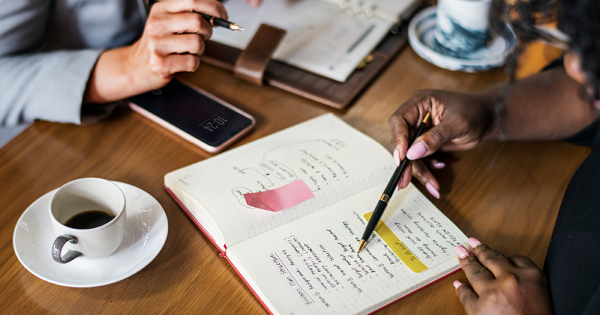 Groupe de personnes en réunion pour organiser un événement