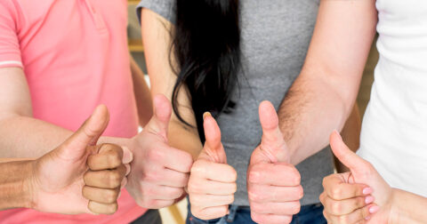 Groupe de personne levant leur pouce vers le haut.