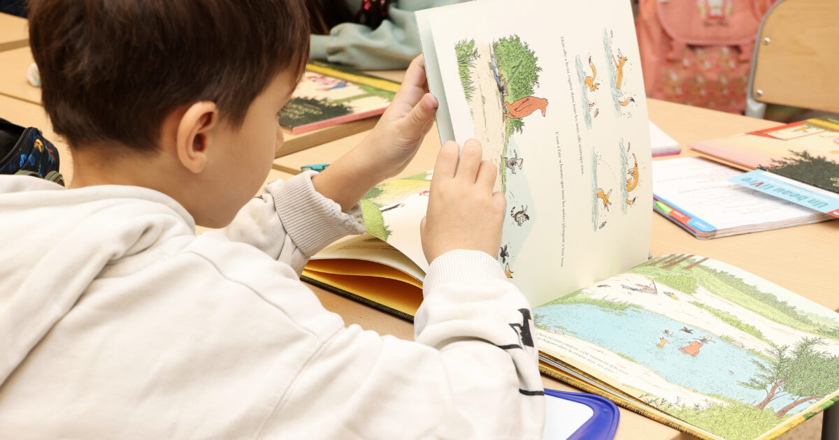 distribution de livres aux CP